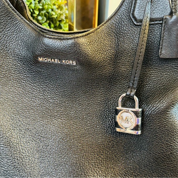 MICHAEL KORS CAMILLE LARGE BLACK PEBBLED LEATHER HOBO LOCK HANDBAG GREAT PURSE - Picture 3 of 12